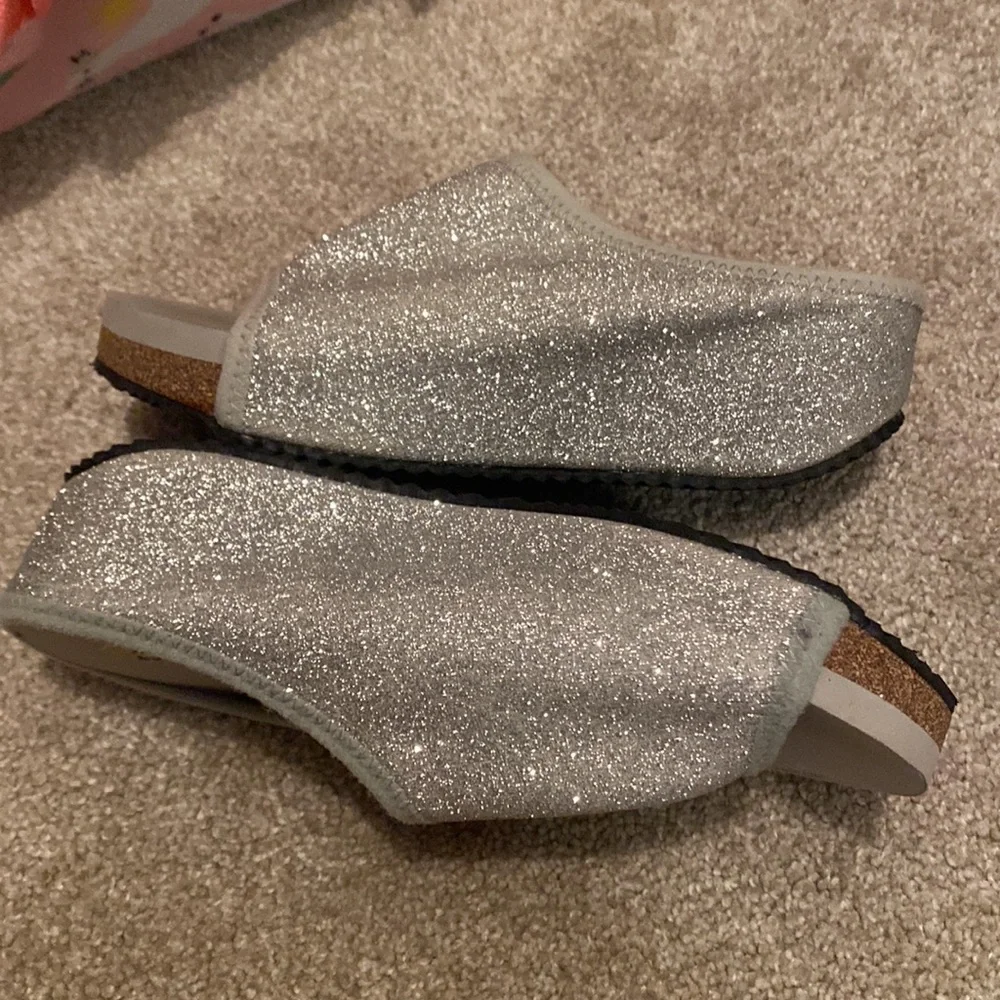 Girls Volatile Slip ons. - Picture 5 of 6